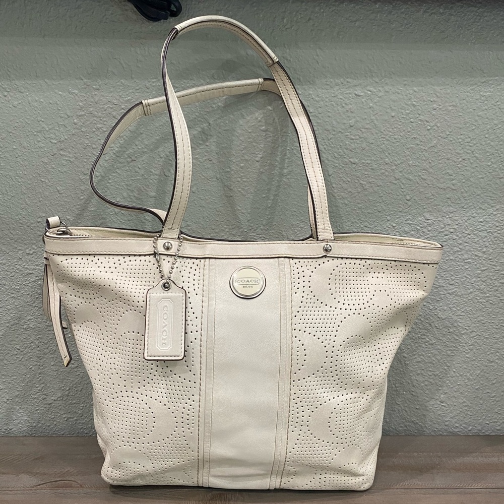 Authentic Leather Coach Satchel/ Shoulder Handbag